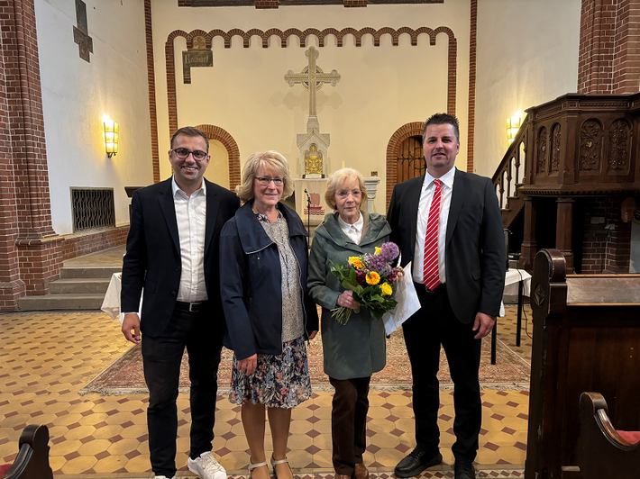 Das Foto zeigt Dr. Margitta Haase als Vertreterin des Fördervereins umringt von Gratulierenden.