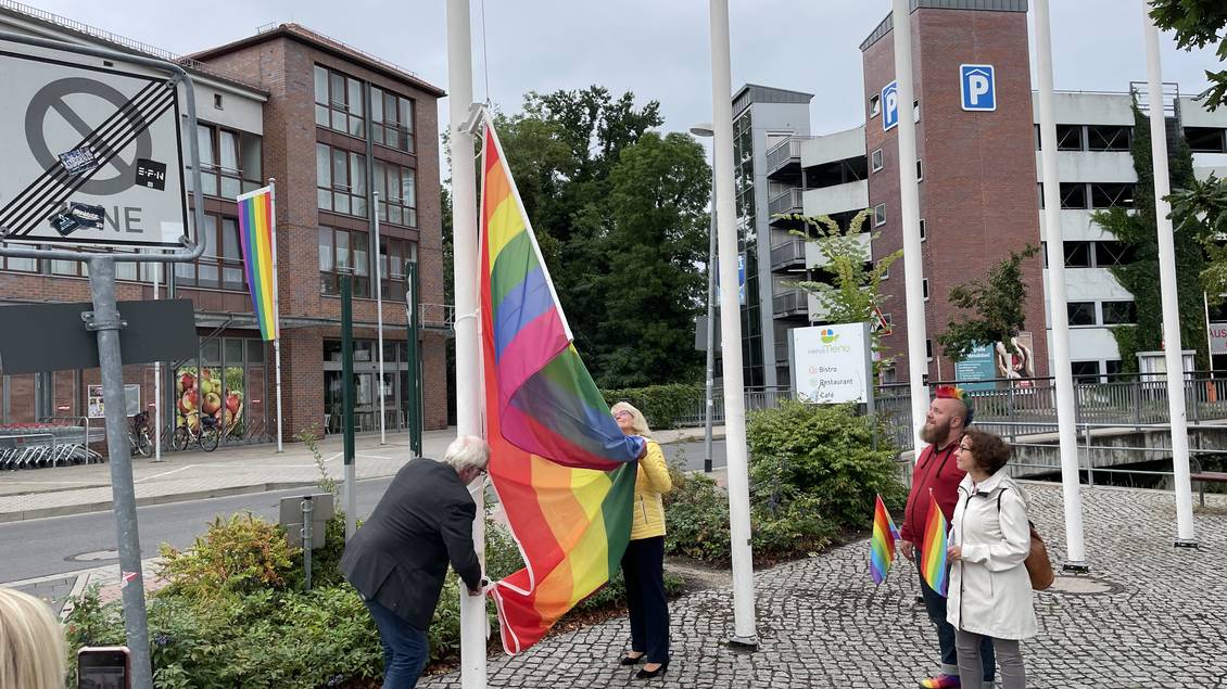 Das Foto zeigt mehrere Personen.