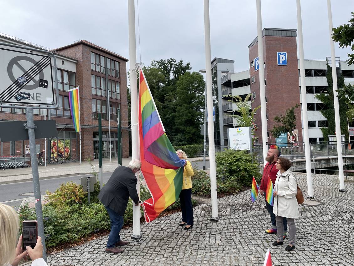 Das Foto zeigt mehrere Personen.