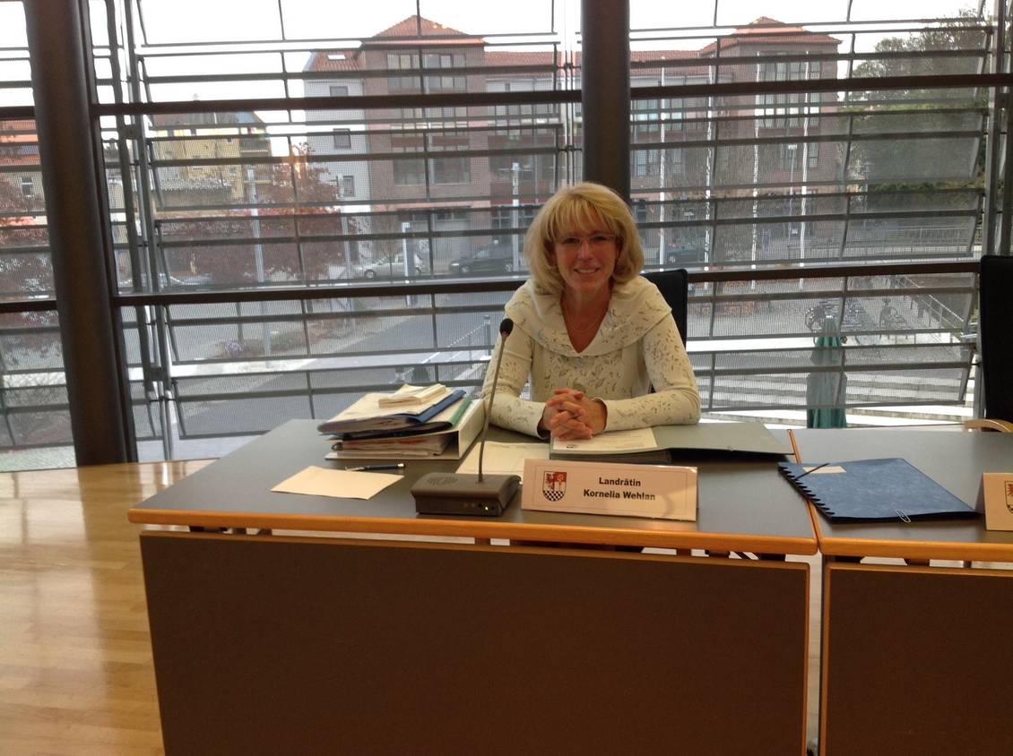 Das Foto zeigt eine sitzende Frau.
