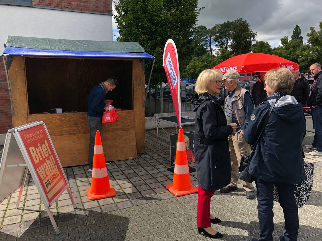 Das Foto zeigt mehrere Personen.
