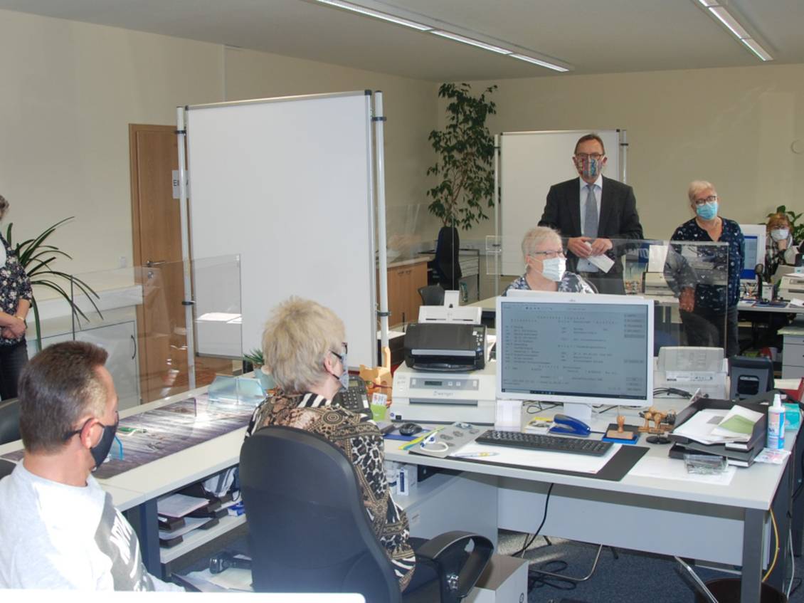 Das Foto zeigt eine Gruppe von Personen in einem Raum.