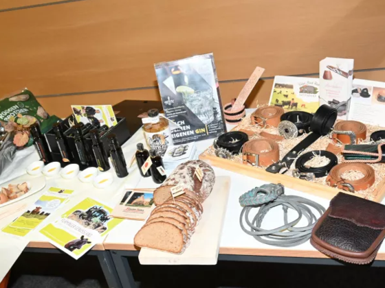 Das Foto zeigt einen Tisch mit diversen Produkten.