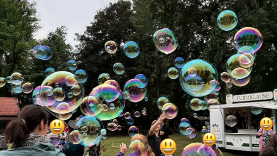 Das Foto zeigt mehrere Personen.