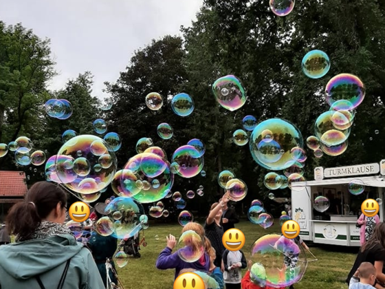 Das Foto zeigt mehrere Personen.
