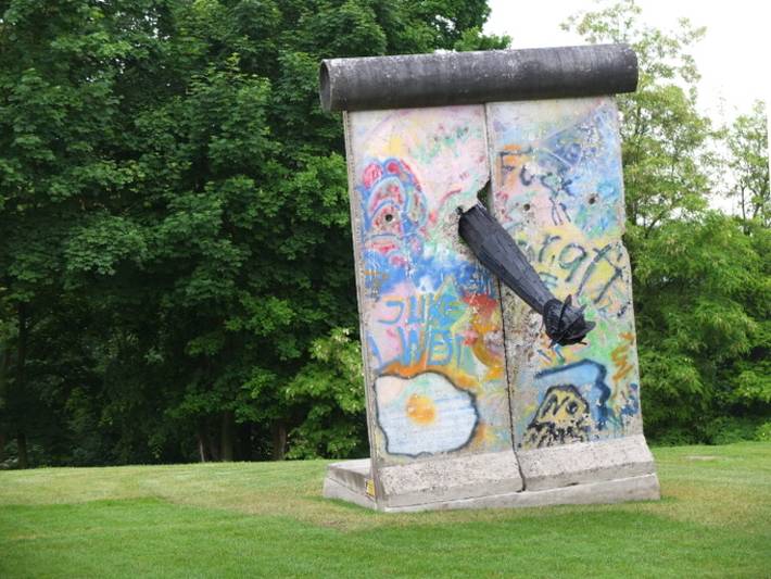 Das Foto zeigt ein Denkmal der Berliner Mauer.