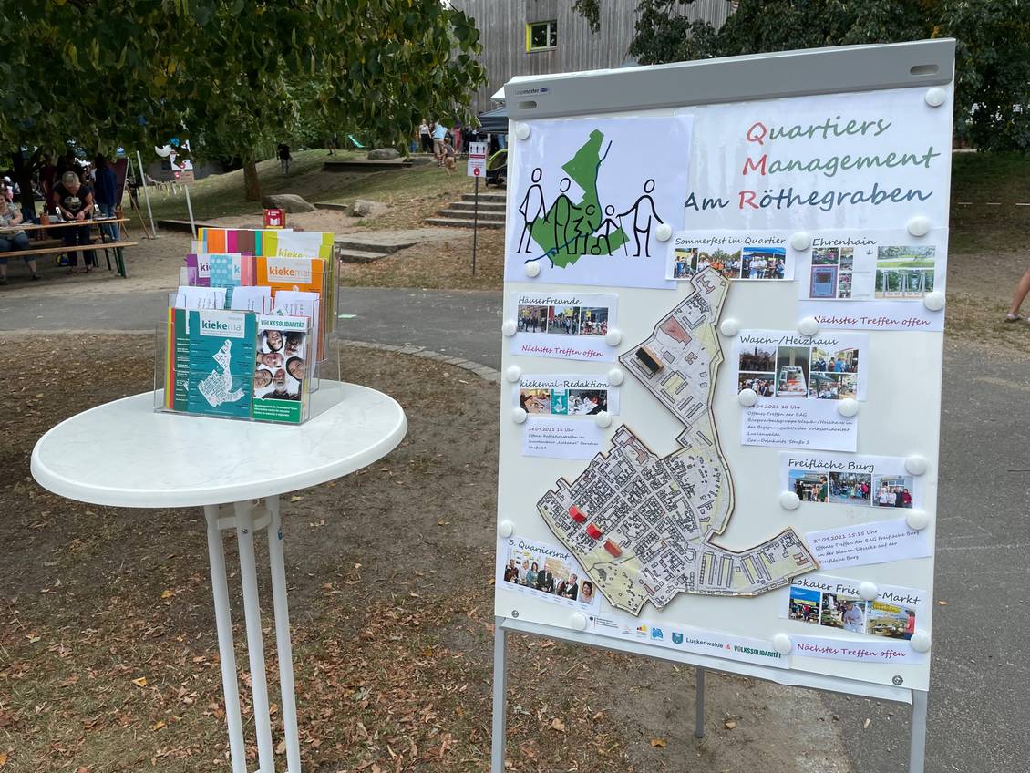 Das Foto zeigt einen Aufsteller mit Lageplan.