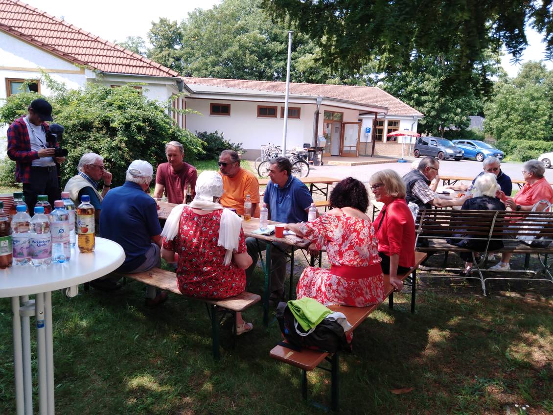 Das Foto zeigt mehrere Personen.