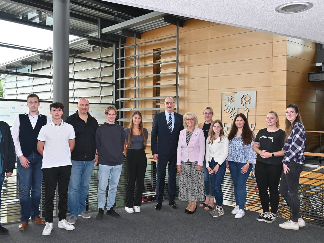 Das Foto zeigt eine Gruppe von Menschen im Foyer des Kreishauses.