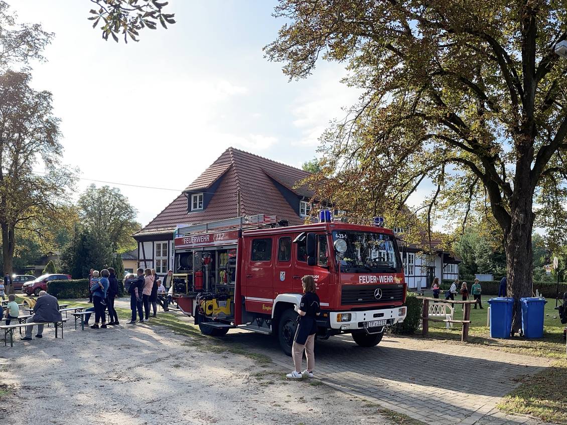 Das Foto zeigt mehrere Personen.