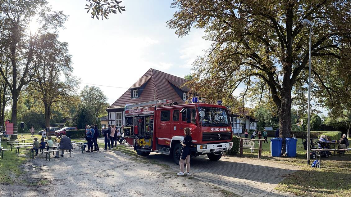 Das Foto zeigt mehrere Personen.