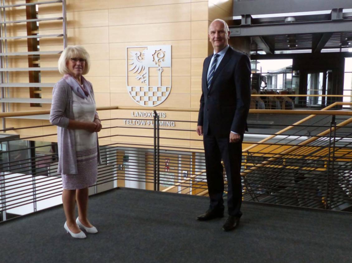 Das Foto zeigt zwei Personen im Foyer des Kreishauses.