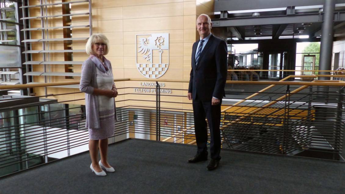 Das Foto zeigt zwei Personen im Foyer des Kreishauses.