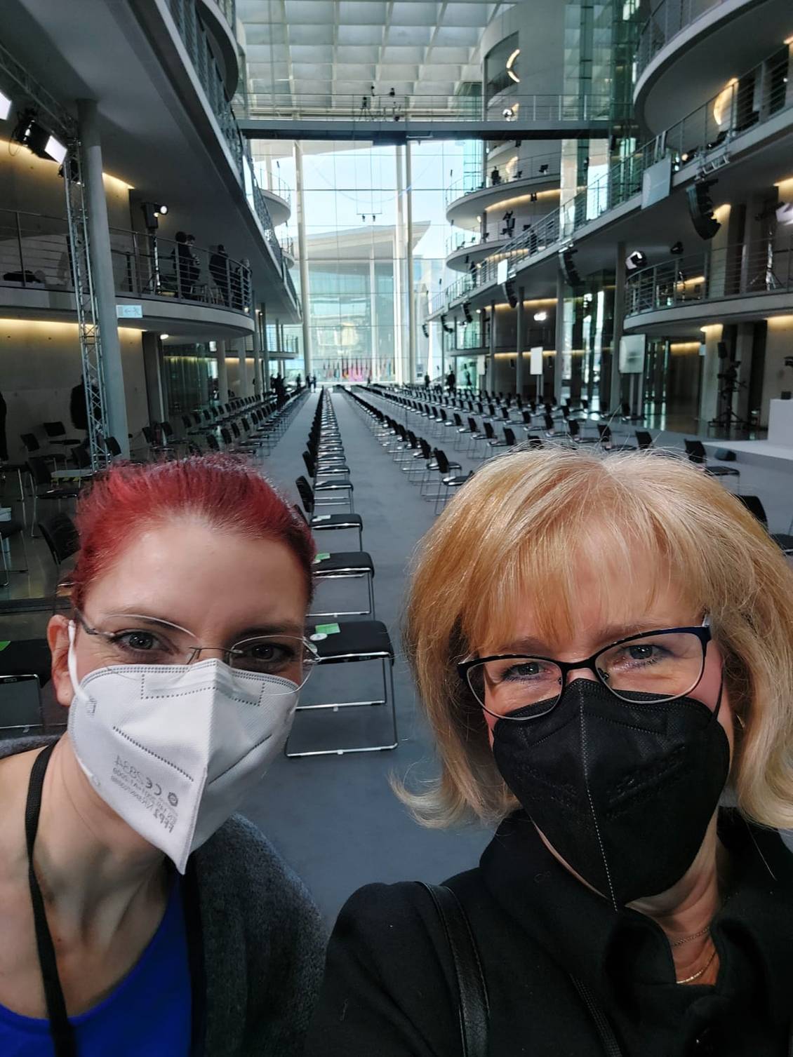 Das Foto zeigt zwei Frauen im Foyer des Versammlungsortes.