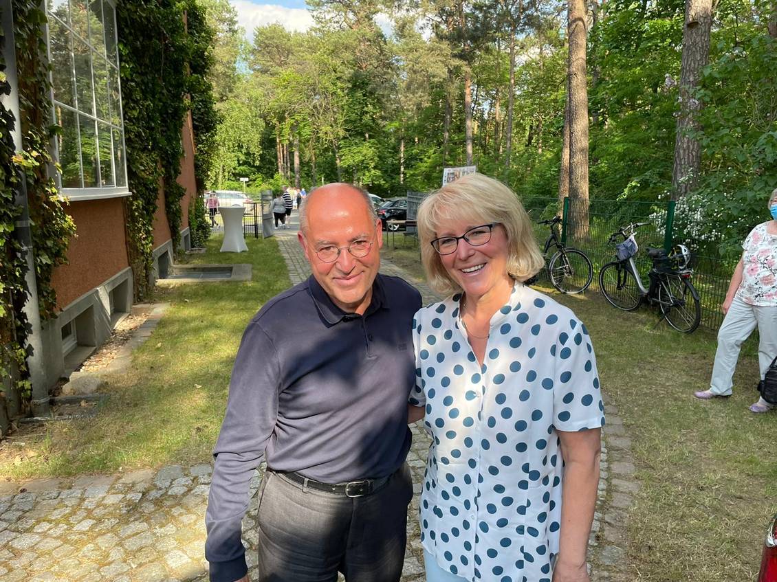 Das Foto zeigt zwei Personen.