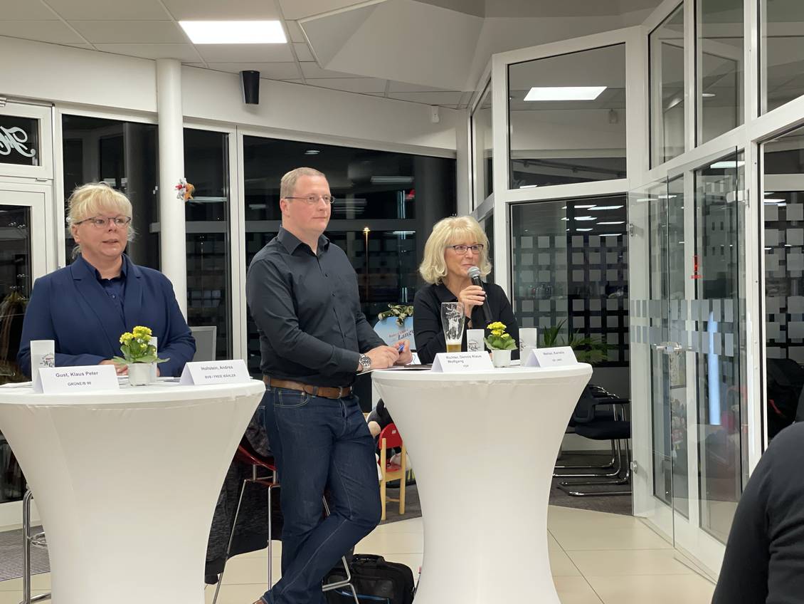Das Foto zeigt mehrere Personen.
