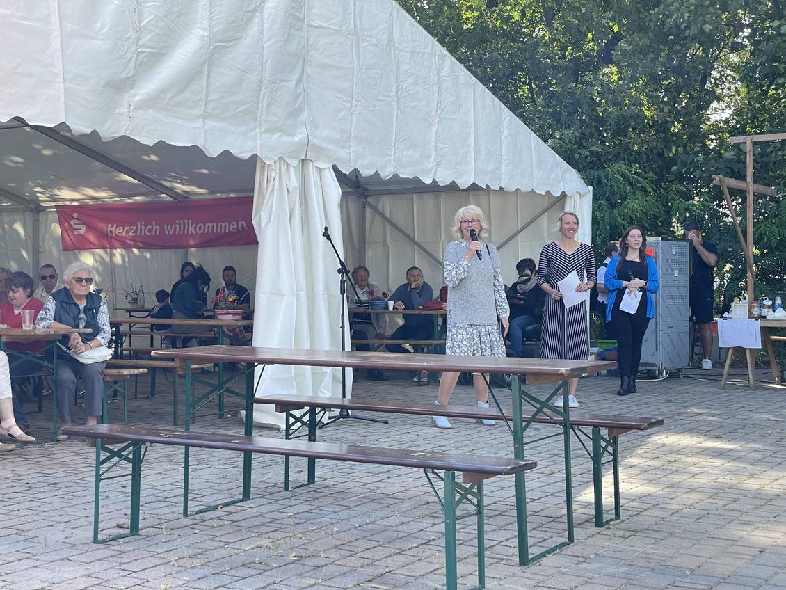 Das Foto zeigt eine Frau mit Mikrofon.