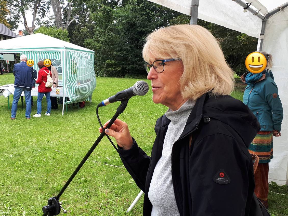 Das Foto zeigt eine Frau am Rednerpult.