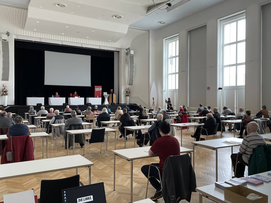 Das Foto zeigt mehrere Personen.