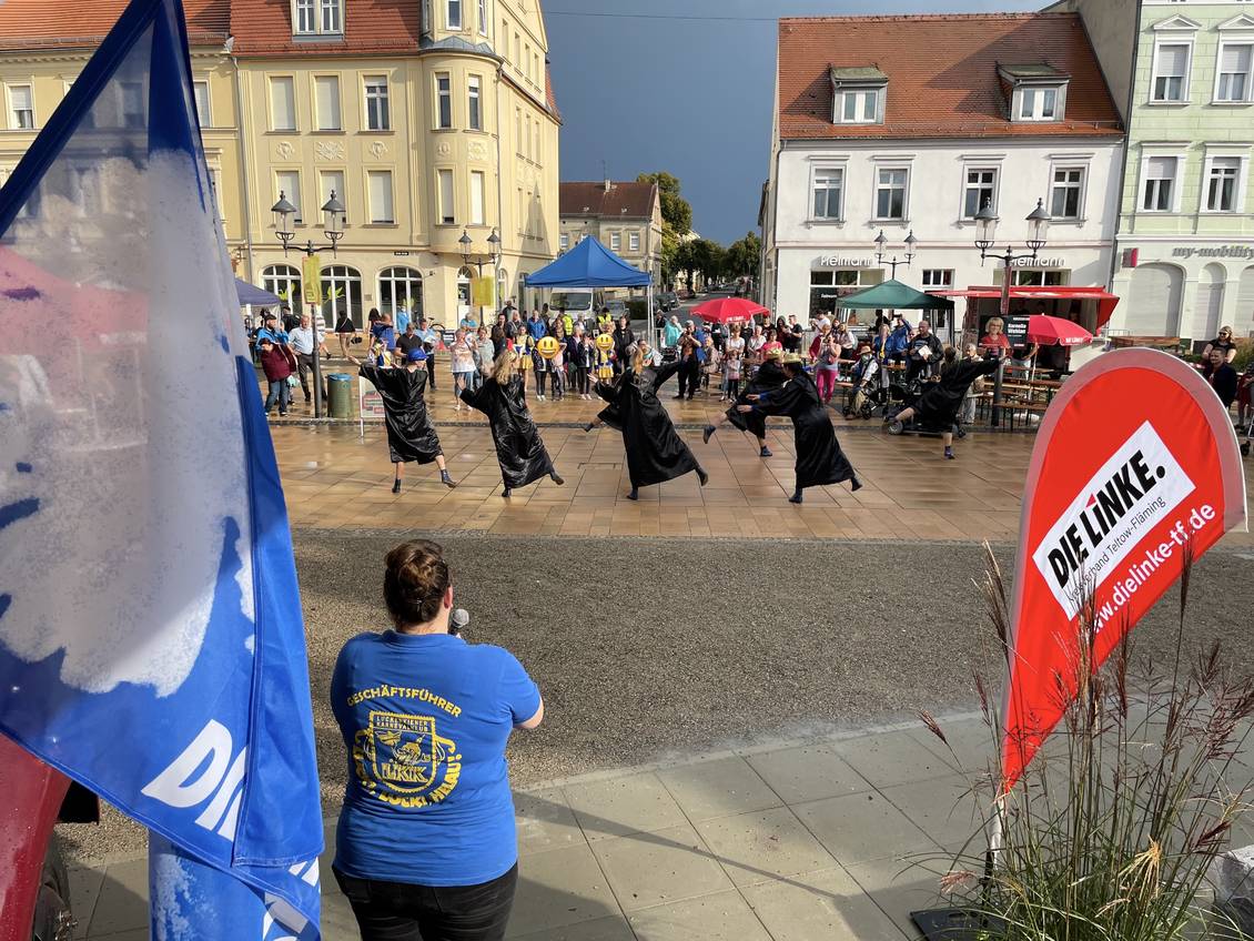 Das Foto zeigt mehrere Personen.
