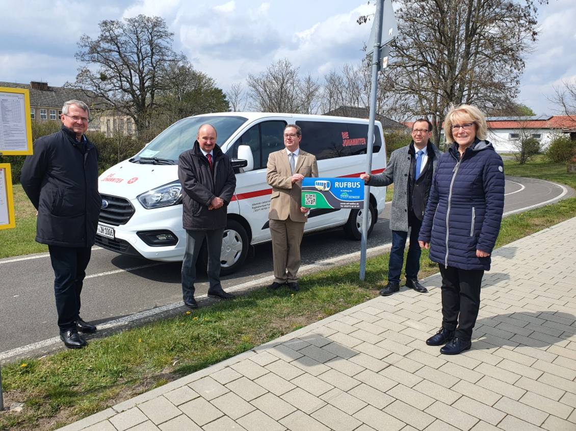 Das Foto zeigt mehrere Personen.