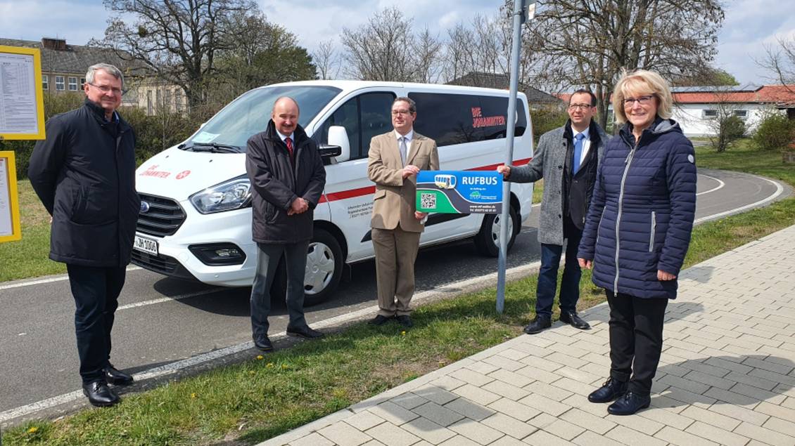Das Foto zeigt mehrere Personen.