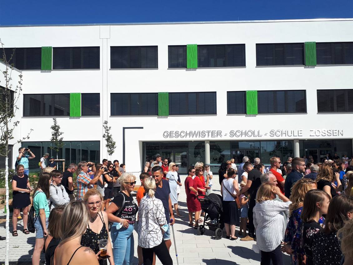 Das Foto zeigt mehrere Personen.