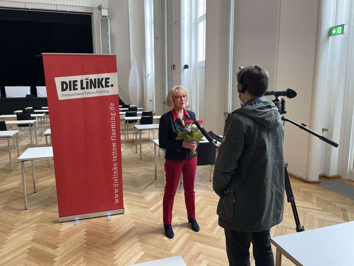 Das Foto zeigt mehrere Personen.