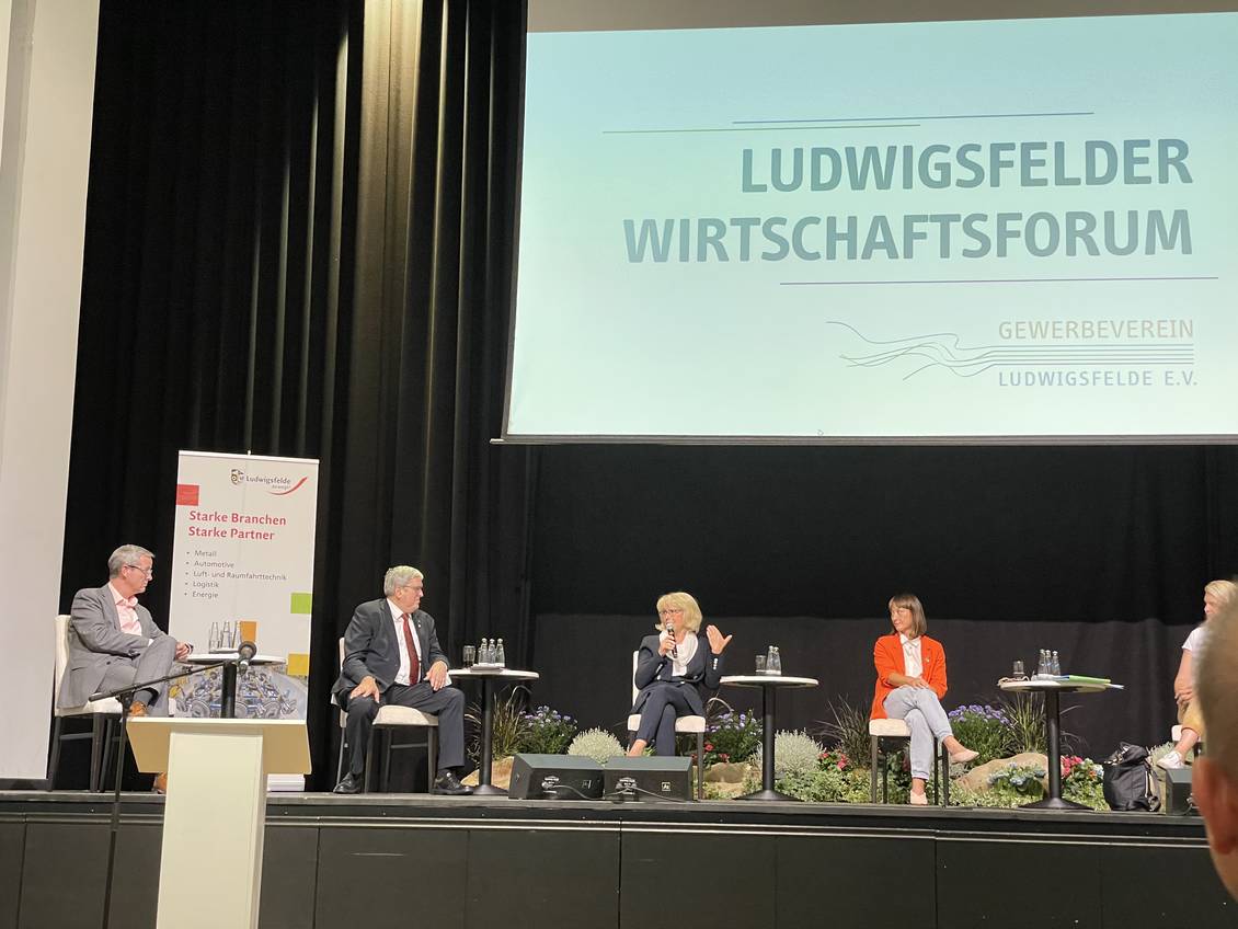 Das Foto zeigt mehrere Personen.