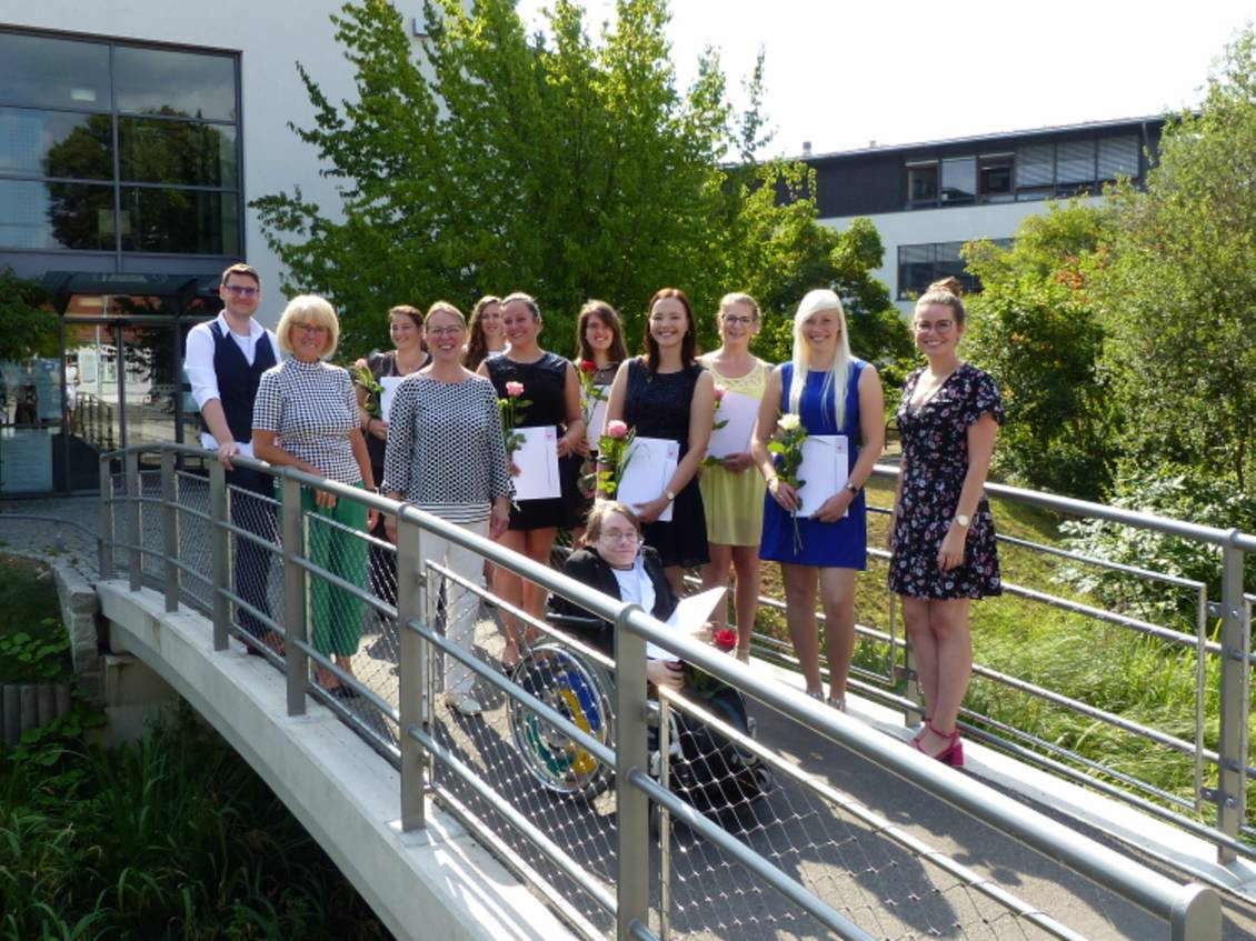 Das Foto zeigt eine Gruppe von Personen vor dem Kreishaus in Luckenwalde.