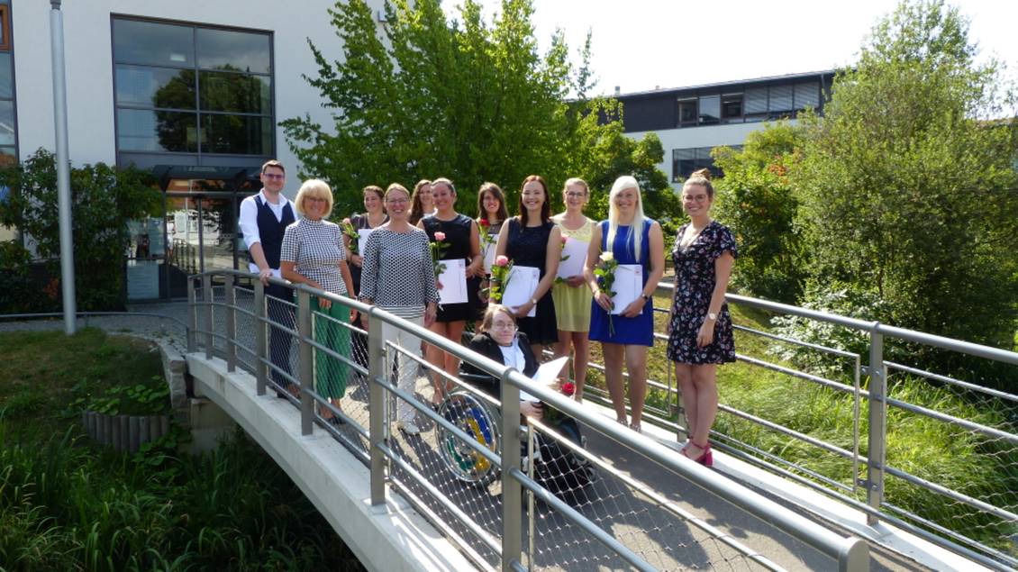 Das Foto zeigt eine Gruppe von Personen vor dem Kreishaus in Luckenwalde.