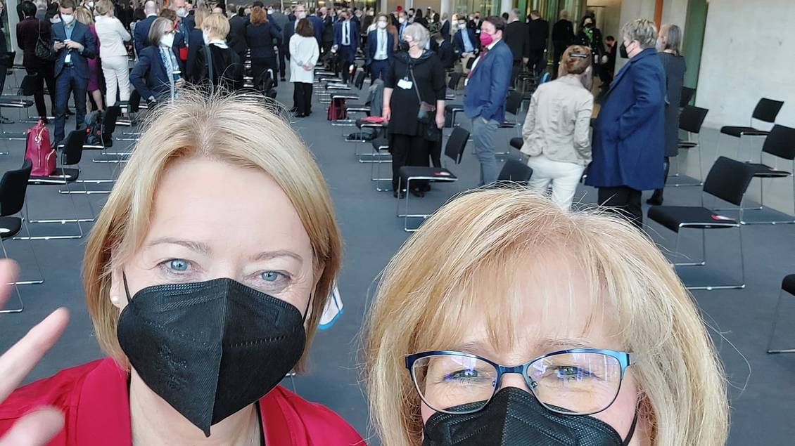Das Foto zeigt zwei Frauen.