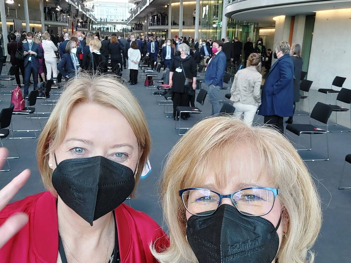 Das Foto zeigt zwei Frauen.
