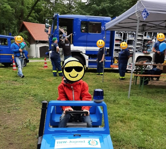 Das Foto zeigt mehrere Personen.