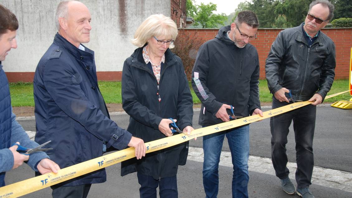 Das Foto zeigt Personen beim Durchschneiden eines Bandes.