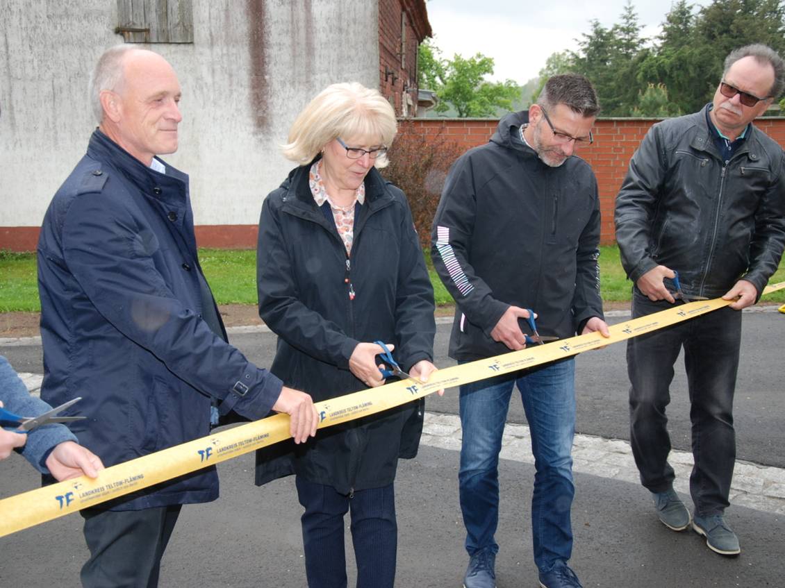 Das Foto zeigt Personen beim Durchschneiden eines Bandes.