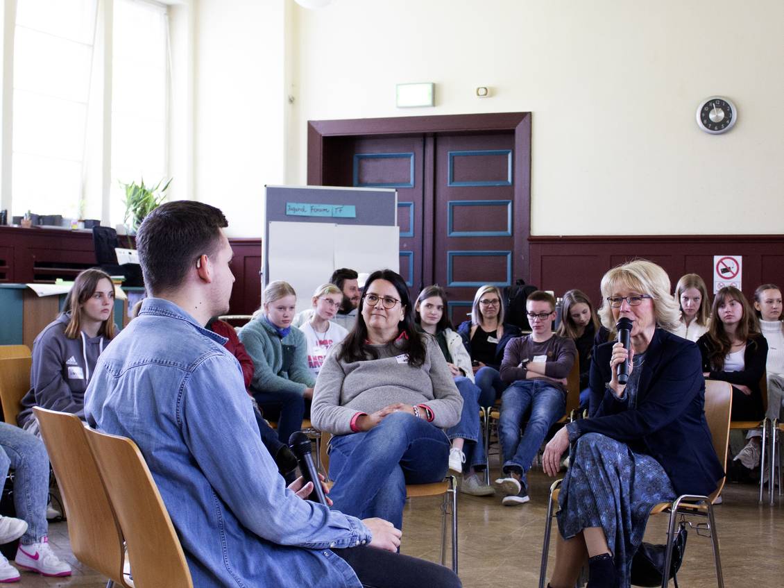 Das Foto zeigt Landrätin Wehlan (Die Linke) im Kreis von Schüler*innen.
