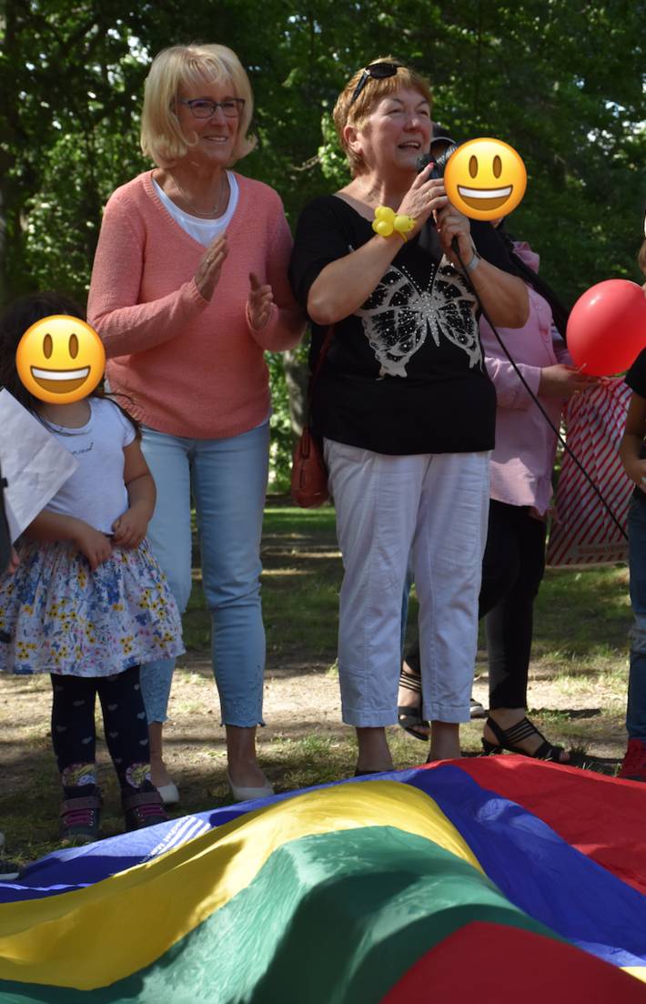 Das Foto zeigt mehrere Personen.