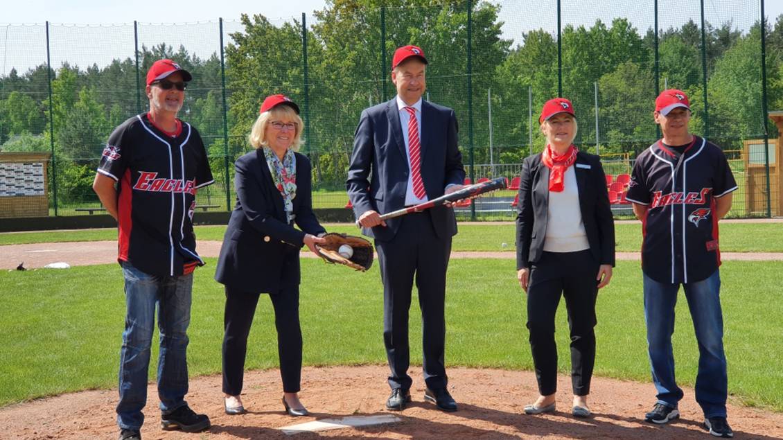 Das Foto zeigt fünf Personen.
