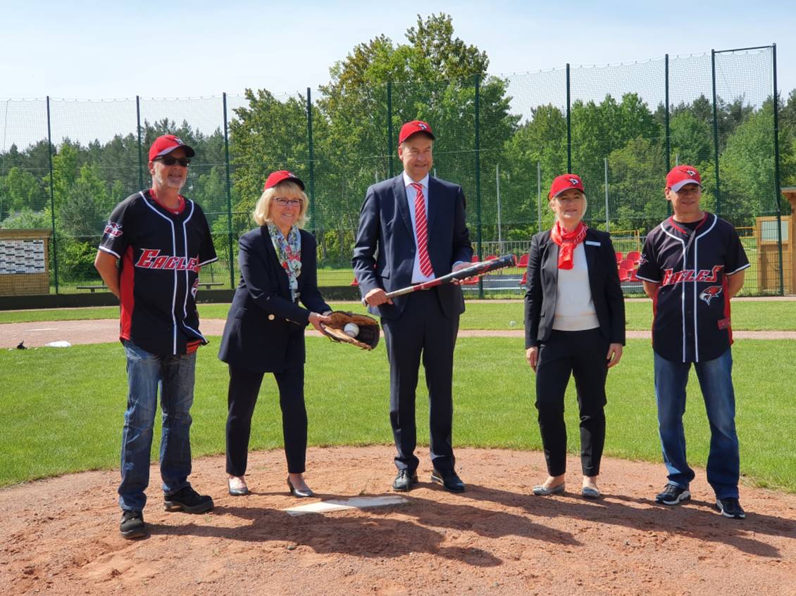 Das Foto zeigt fünf Personen.