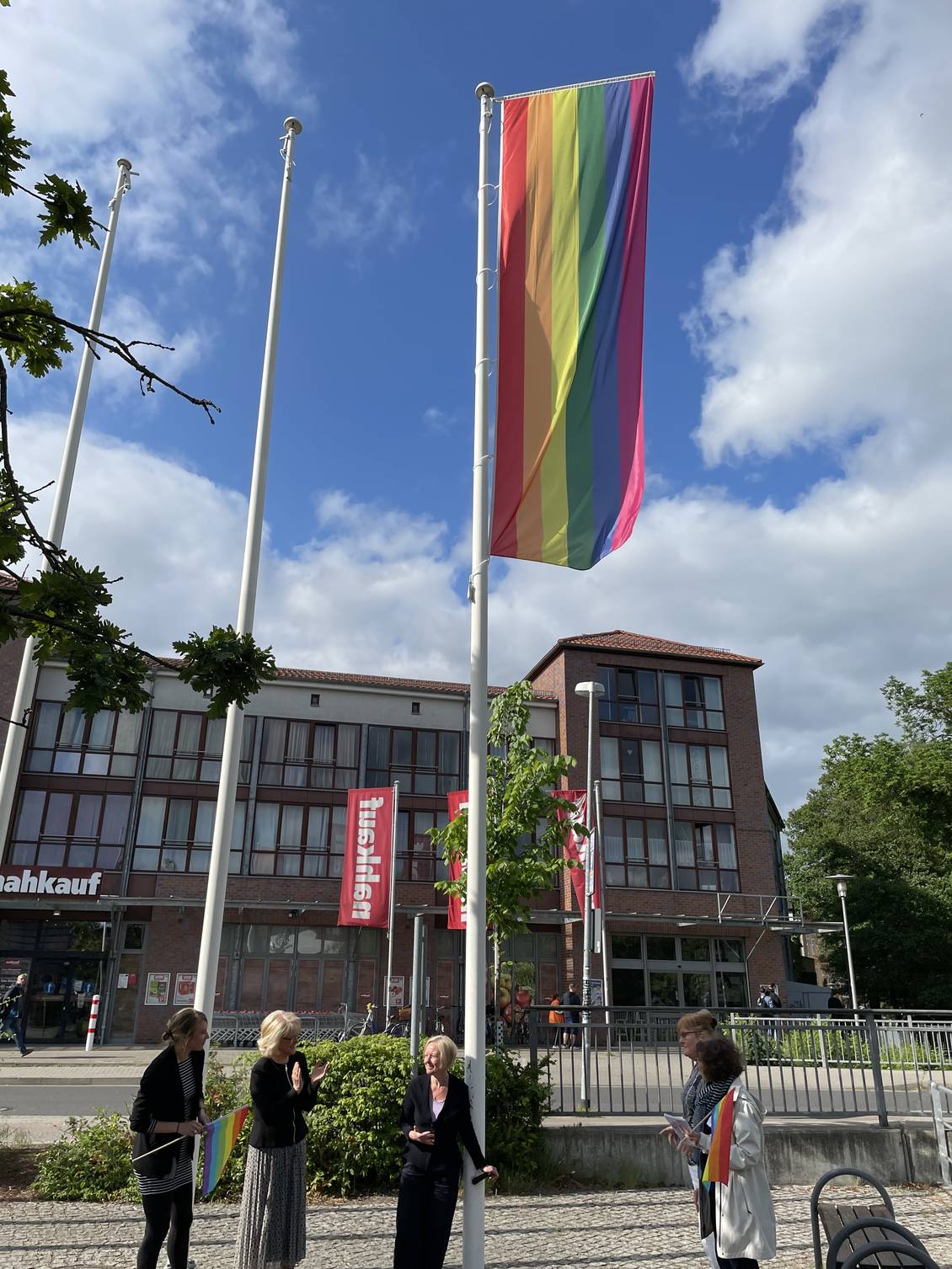 Das Foto zeigt eine Flagge am Fahnemast vor dem Kreishaus.