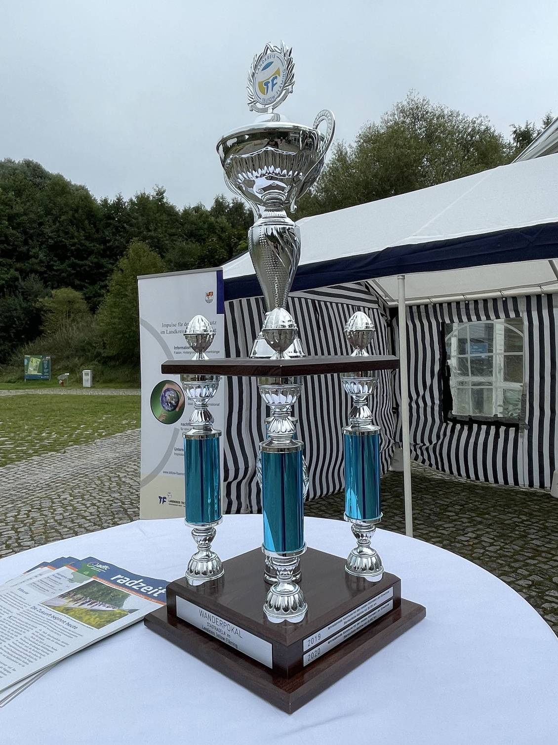 Das Foto zeigt einen großen Pokal.