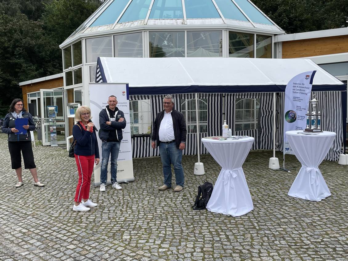 Das Foto zeigt mehrere Personen.