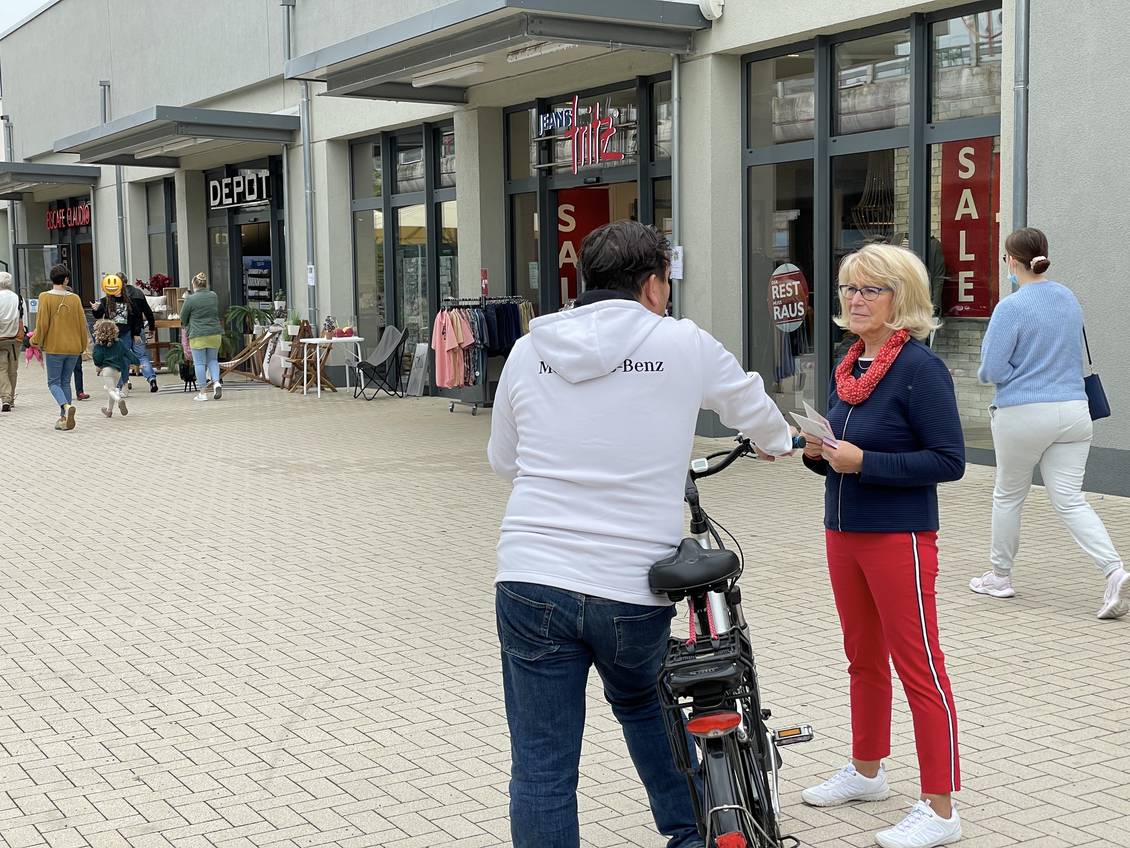 Das Foto zeigt zwei Personen.