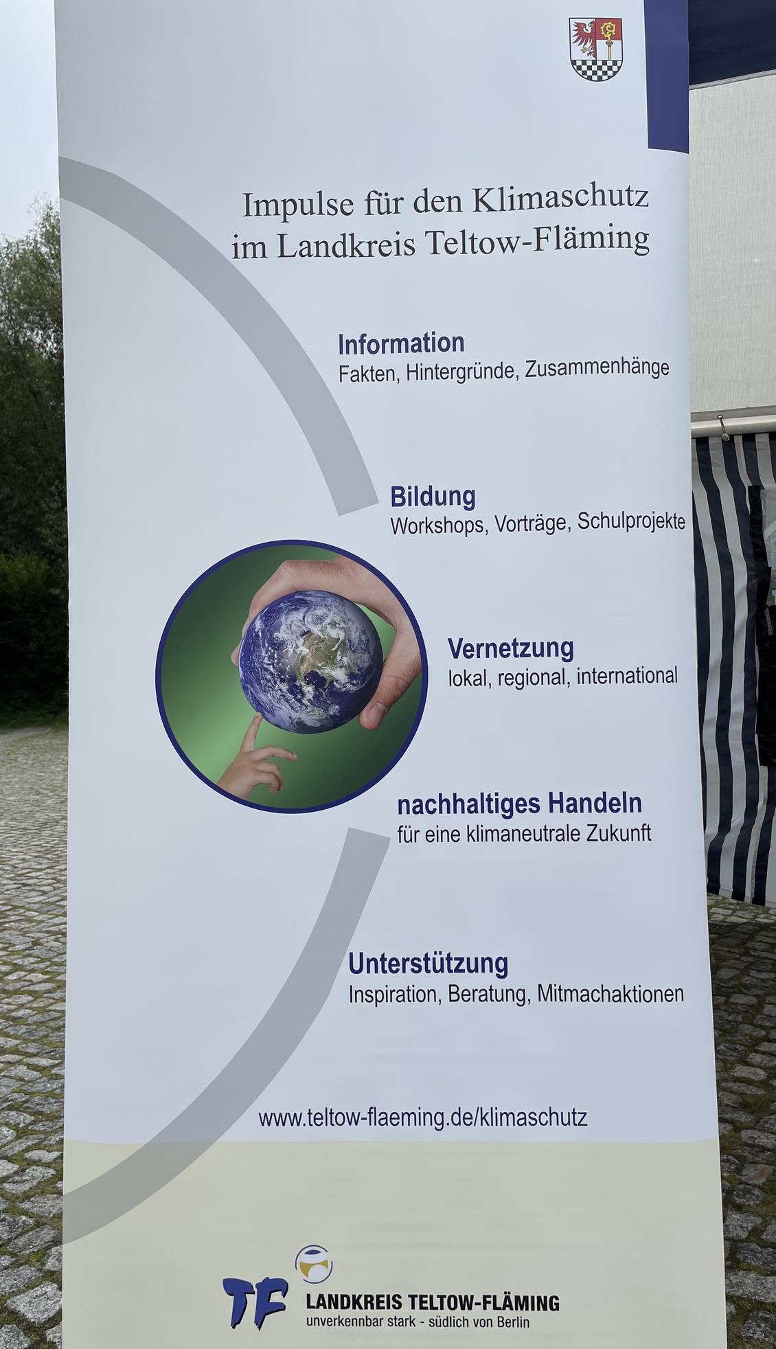 Das Foto zeigt einen Aufsteller mit Infos.