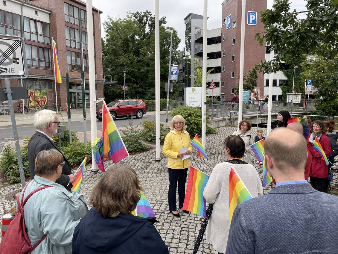 Das Foto zeigt mehrere Personen.