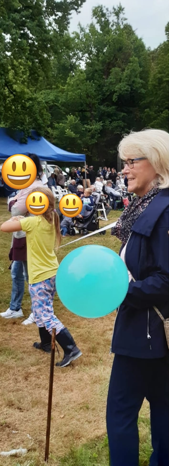 Das Foto zeigt mehrere Personen.