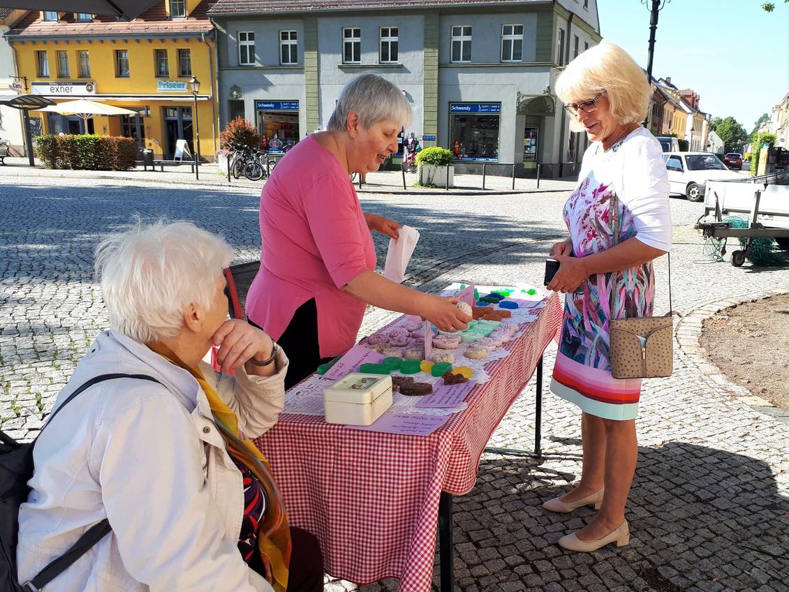 Das Foto zeigt mehrere Personen.