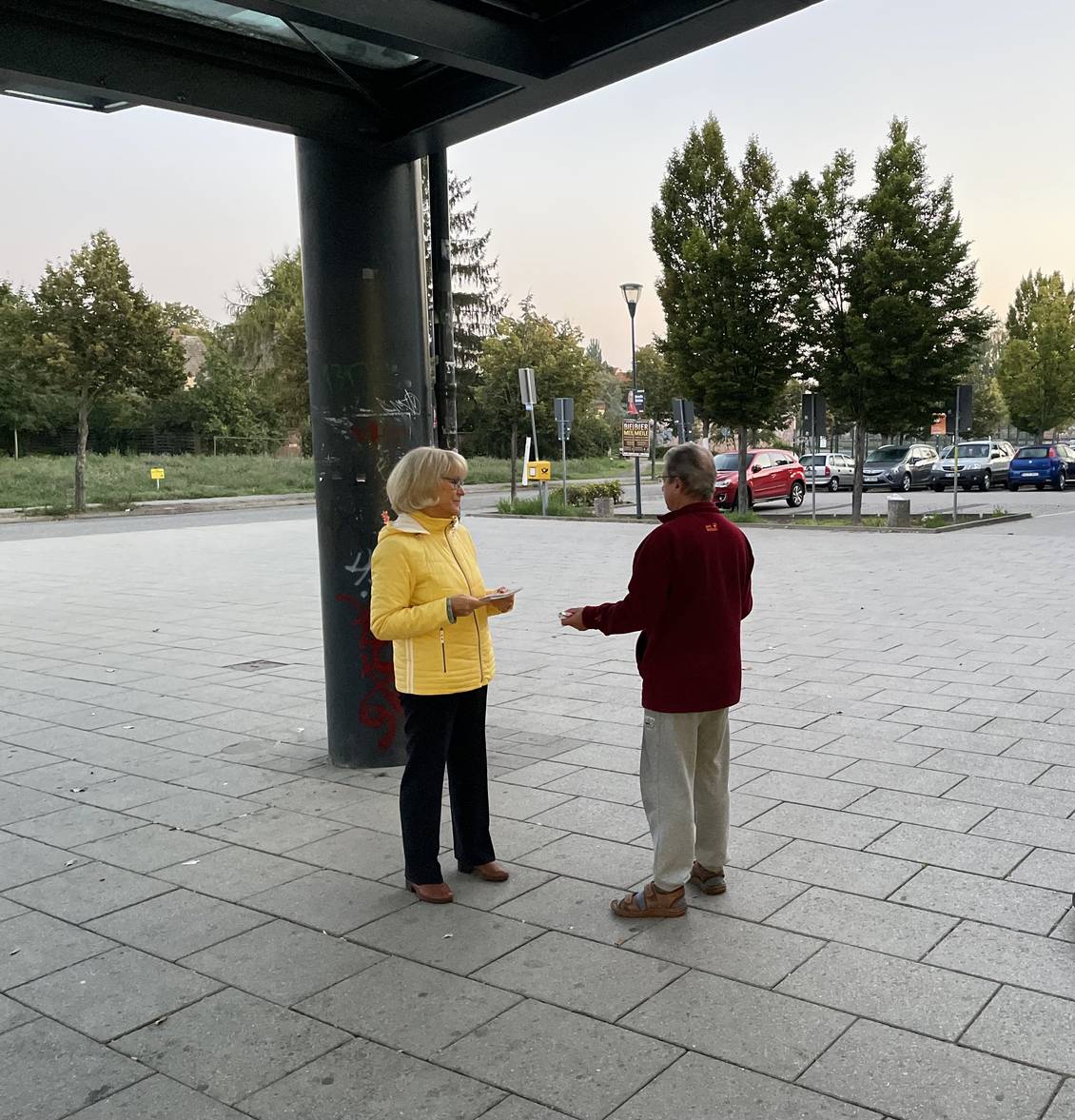 Das Foto zeigt mehrere Personen.