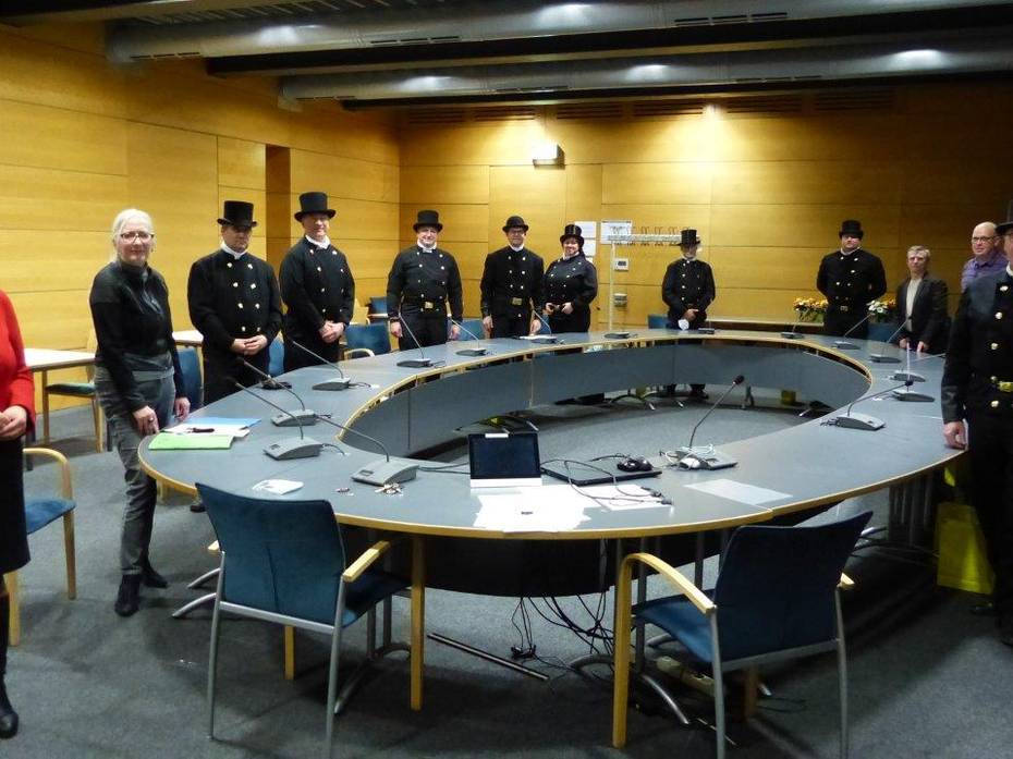 Das Foto zeigt mehrere Personen in einem Raum.